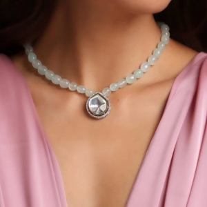 Elegante Collar Blanco con Cuentas y Colgante de Cristal en Forma de Pera con Acabado Plateado – Una Declaración de Gracia Atemporal - Product Image 1