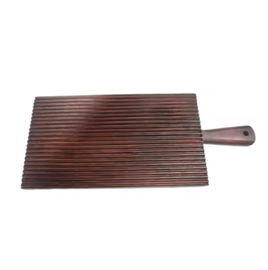 Planche à découper en bois très résistante pour une utilisation sûre en cuisine, avec rainure de coupe, disponible à bas prix - Product Image 3