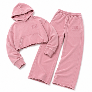 Ensemble de survêtement en coton molletonné pour femme, rose délavé, comprenant un sweat à capuche court et déchiré et un pantalon de survêtement large, coupe droite, style streetwear - Product Image 3