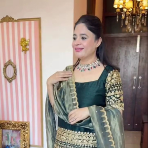 Présentation d'une collection de costumes de créateur lourds, costume lourd en soie romaine avec broderie de séquence, haut et palazzo Jimmy avec dupatta - Product Image 1