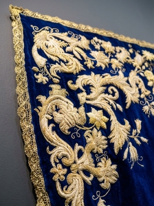 Cape liturgique en velours bleu brodée à la main, broderie lourde dorée, broderie bouillon faite à la main, vêtement d'église personnalisé - Product Image 4