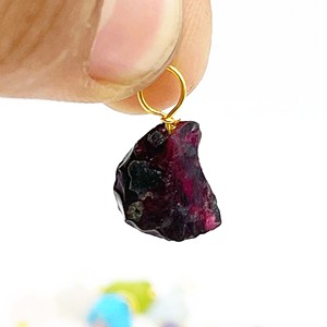 Colgante de piedras preciosas de granate crudo natural hecho a mano, alambre minimalista envuelto, Plata de Ley 925, piedra natal de enero - Product Image 5