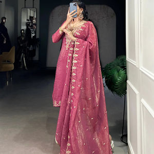 Radiate Grace en tenue éblouissante de vêtements indiens et pakistanais roses et argentés - Product Image 3