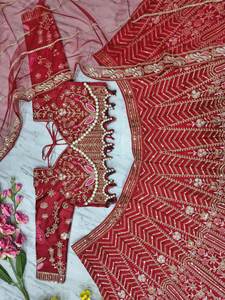 Lehenga con un diseño que combina el encanto étnico atemporal con la sofisticación moderna, que se combina con un choli y un dupatta bien ajustados. - Product Image 5