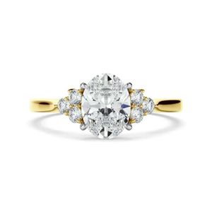 Bague de fiançailles en moissanite ovale en grappe - Product Image 1