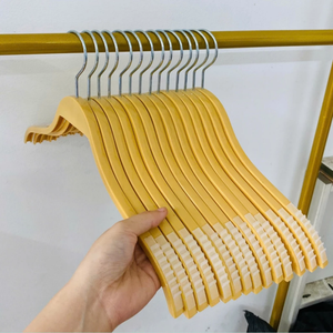 Percha de ropa de plástico amarillo con hombro acolchado, 40cm de largo, cabeza de gancho giratoria de 360 grados, especializada para familias y tiendas - Product Image 4