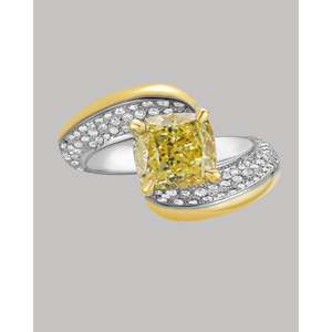 Bague de fiançailles avec halo de diamants fantaisie taille coussin jaune clair de 2,06 ct et diamants blancs taille coussin VS1 de 1,57 ct - Product Image 2