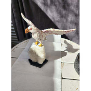 Sculpture d'aigle en vol sur tourmaline rose sur quartz blanc avec bec en jaspe, perçant sur géode de cristal avec base en onyx A - Product Image 4