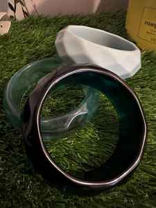 Brazaletes de resina facetada etérea - Product Image 3