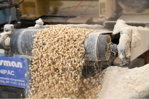 Palos de madera de pino y roble de alta calidad con 5% de contenido de cenizas 1% de humedad 690 de densidad disponibles en Coimbatore a Rs 1000/Ton - Product Image 3