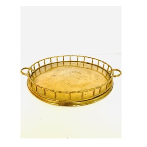 Bandeja de servicio plana de latón con diseño minimalista ideal para decoración interior Escandinava con un toque de elegancia vintage - Product Image 3