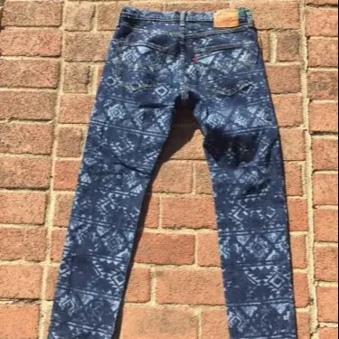 पुरुषों के लिए लेजर मुद्रित डेनिम पैंट 2023 नवीनतम शैली पुरुषों के कपड़े कस्टम निर्माता