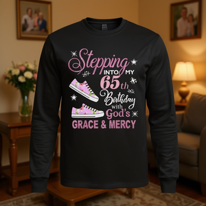 Camiseta de manga larga para el 65.º cumpleaños, regalo promocional para entrar en la gracia y la misericordia de Dios - Product Image 3