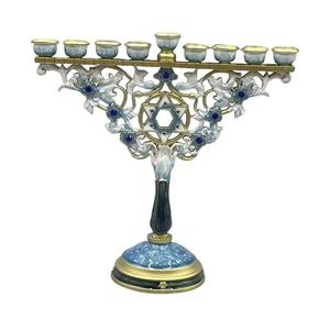 Elegante Candelabro Menorá de Aluminio Niquelado con Múltiples Brazos para Festividades, Diseño Clásico y Tradicional para Decoración del Hogar - Product Image 1