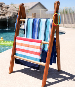 Porte-serviettes minimaliste à lattes pour bord de piscine (bois massif) - Product Image 5