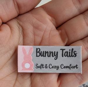 Étiquettes tissées damassé en satin personnalisées écologiques de qualité supérieure pour les vêtements pour enfants et femmes-OEM/ODM à un prix économique - Product Image 2