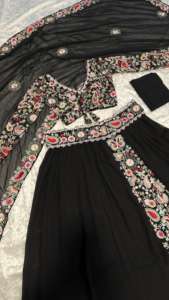 Ensemble Lehenga Choli pour femmes élégantes Vêtements indiens et pakistanais incontournables pour les fêtes Occasions spéciales pour les magasins de vêtements pour femmes - Product Image 2