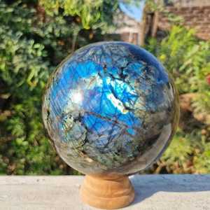 Sphère de labradorite Pierre d'agate taillée naturelle avec surfaces polies pour le flux d'énergie de guérison des chakras et l'intérieur artistique - Product Image 1