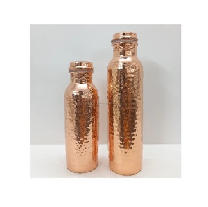 Botella de agua de cobre de lujo diseñada para una bebida saludable con artesanía artesanal y superficie pulida duradera para uso diario. - Product Image 4