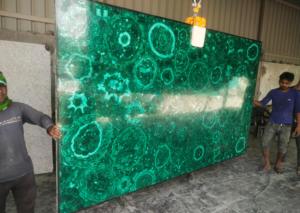 Dalle de pierre semi-précieuse malachite verte personnalisée pour la décoration murale de la maison et de l'hôtel dalle de pierre naturelle - Product Image 3