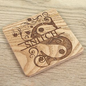 Sous-verres en bois gravés à la main de forme irrégulière pour thé, café, vin – Design moderne de haute qualité – Articles ménagers, vaisselle, articles de table - Product Image 4