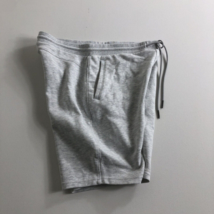 Shorts de compression personnalisés avec logo pour les athlètes professionnels, fabriqués en tissu extensible en polyester et élasthanne respirant pour la salle de sport - Product Image 4