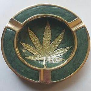 Cenicero de latón de estilo clásico Diseño de madera y acero con acabado plateado a la venta para decoraciones para fumar - Product Image 6