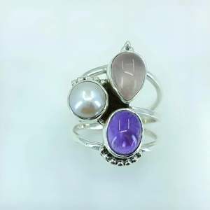 Anillo Boho Navya Craft Hecho a Mano en Plata de Ley 925 con Triple Piedra Preciosa (Amatista, Cuarzo Rosa, Perla) Talla Personalizada 4 - Product Image 5