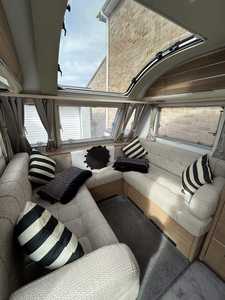 Autocaravana Económica Tipo Alcoba 2025 Renegade Valencia 38RB de Lujo Euro 3 para 4-6 Pasajeros con Piso de Aluminio y Acrílico Ajustable - Product Image 4