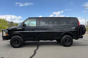 EXTREMADAMENTE LIMPIO, CON VOLANTE A LA DERECHA/IZQUIERDA, GM-C SAVANA LT 3500 2024, 4WD, MOTOR V8 DE 6.6 LITROS, LISTO PARA ENTREGAR - Product Image 6