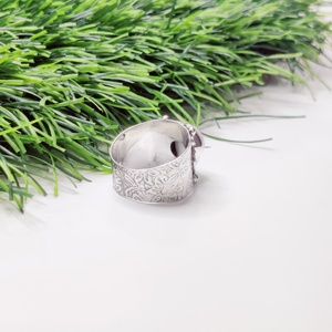 แหวนมุกน้ำจืดสีเงินทำด้วยมือวงเน้นสายพลอย - Product Image 4