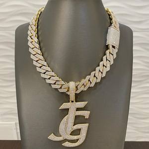 Colgante de moissanita natural redondo Baguette de 3 quilates con letra personalizada C chapado en oro de 14 quilates para fiestas o dijes - Product Image 2