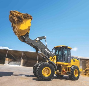 Cargador de ruedas John Deere 624P, equipo versátil y duradero construido para excavación, movimiento de tierras y minería de canteras - Product Image 2