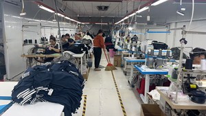 เสื้อยืดผ้าฝ้ายทรงโอเวอร์ไซส์สำหรับผู้ชายเสื้อผ้าแนวสตรีทสไตล์สปอร์ตถักลายโลโก้แบบกำหนดเอง - Product Image 4