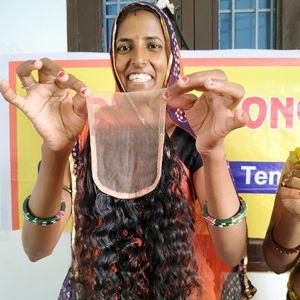 Vente en gros de cheveux indiens brésiliens vierges naturels couleur noire paquet de vagues bouclées soyeuses sans perte de cheveux bruts non traités - Product Image 2