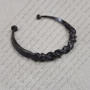 Pulsera de hierro Torc celta Medieval forjada a mano, pulsera de metal trenzado respetuoso con el medio ambiente - Product Image 2