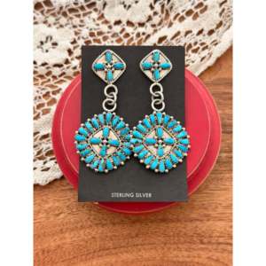 Pendientes Colgantes Zuni Hechos a Mano con Turquesa Sleeping Beauty y Plata de Ley, Diseño Elegante con Forma de Flor - Product Image 1