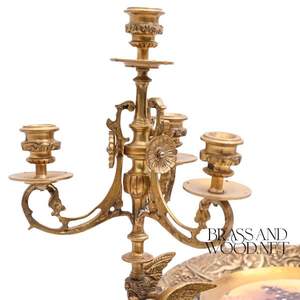 Candelabros multibrazo de latón antiguo con placa decorativa floral con detalles adornados diseño de inspiración vintage y lujoso clásico - Product Image 4