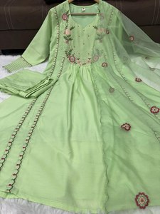 Elegante tela de seda pura de 2 colores Hermoso diseño de cuello Auto bordado Trabajo hasta el tobillo Anarkali con diseño de tendencia hacia adelante - Product Image 3