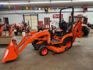 Tracteur à roues Kubota LA340 4x4 rouge, tracteur de jardin multifonctionnel, composants essentiels du moteur - Product Image 1