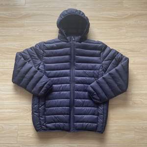 Chaqueta acolchada de invierno con capucha frontal y logotipo personalizado al por mayor para hombre, chaquetas de burbujas de lana/poliéster con servicio OEM - Product Image 1