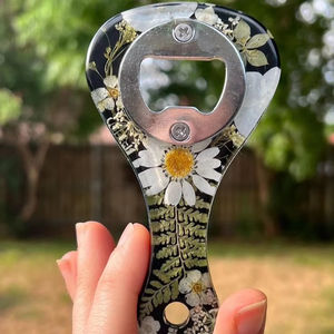 Abrebotellas de resina y metal pintado a mano con fuerte mordaza de metal para una extracción confiable y elegante de la tapa de la botella - Product Image 1