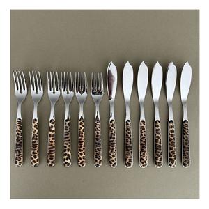 Ensemble de couverts en acier inoxydable au design royal vintage de 12 pièces placage argenté créatif avec poignées élégantes pour les restaurants de fêtes - Product Image 1