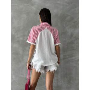 เสื้อผู้หญิง Topshow สีชมพูอมแดง ลายทาง แขนเสื้อแบบดรอป ขายส่งเสื้อและเสื้อเชิ้ต - Product Image 1