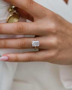 Anillo de compromiso de diamantes de moissanita de corte radiante de 11x9mm | Solitario Pave Band Plata de ley chapada en oro de 18 quilates | Nupcial minimalista - Product Image 1