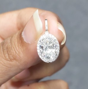 El mejor regalo de aniversario de boda de oro blanco de 14K, colgante de diamante cultivado en laboratorio de corte ovalado de 2 quilates, colgante de boda elegante de Halo para mujer - Product Image 4