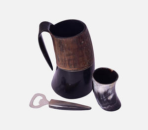 Ensemble de barware viking authentique en corne, fait main, trois pièces, comprenant un grand mug à bière avec une texture verticale sculptée à la main - Product Image 4