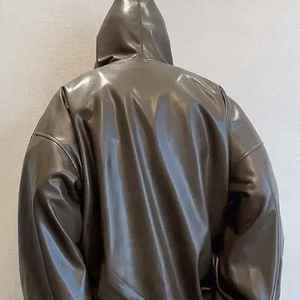 เสื้อฮู้ดดี้ทรงโอเวอร์ไซส์ แบรนด์ Sports World ผลิตจากหนังคุณภาพสูง 100% ระบายอากาศได้ดี เหมาะสำหรับฤดูหนาว คอตั้ง ทรงหลวม ใส่ได้ทั้งชายและหญิง สีพื้น - Product Image 4