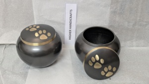 Urna Funeraria para Mascotas con Grabado de Huella Dorada |   Urnas Funerarias de Metal para Mascotas al por Mayor - Product Image 2
