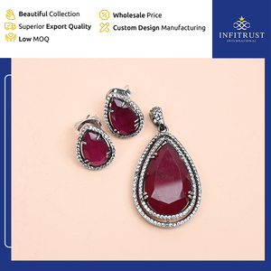Dernier Stock Arrivée Top Vente Boucles d'oreilles et pendentifs en Moissanite en forme de poire avec accents de bordure et rubis en pierre CZ au centre - Product Image 2